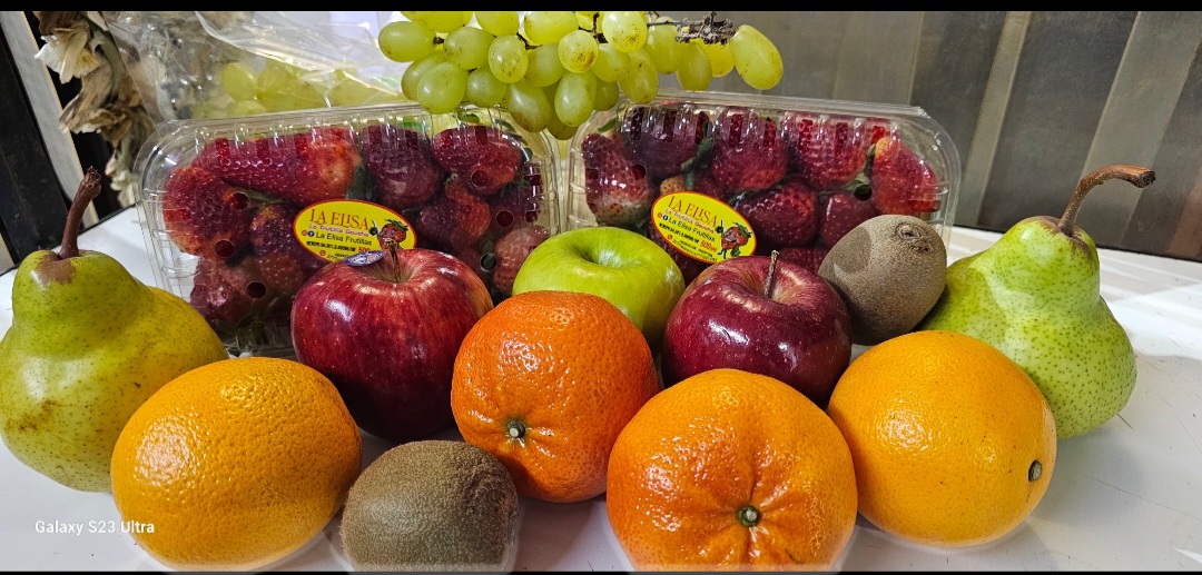 Manzana kiwi mandarina frutillas